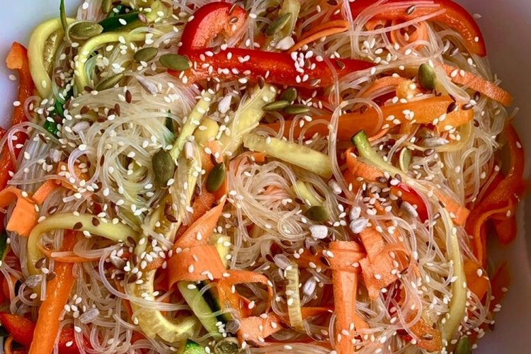 Ensalada templada de fideos de cristal y verduras