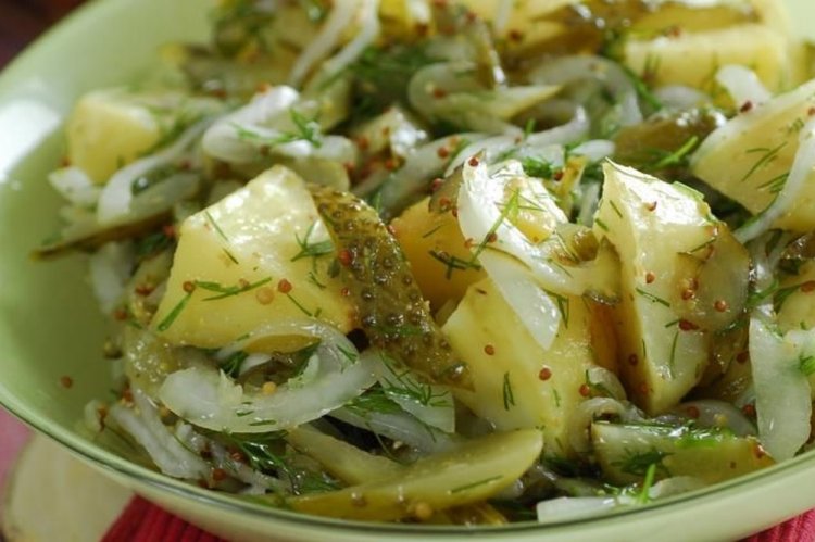 Ensalada templada de patatas y pepinillos