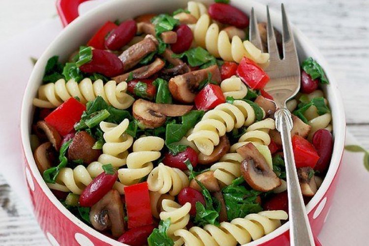 Ensalada templada de pasta y espinacas