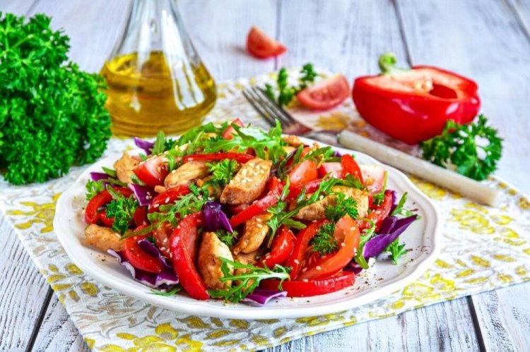 Ensalada templada de pollo, tomates y pimiento morrón