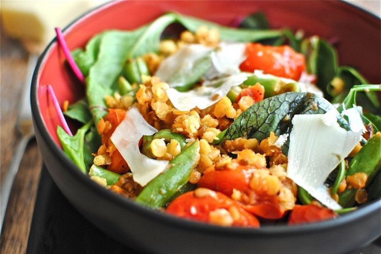 Ensalada templada de lentejas y verduras asadas