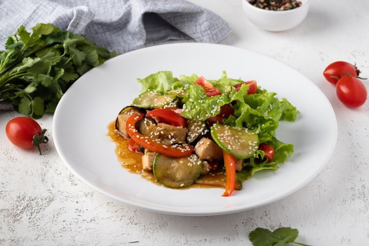Ensalada templada de pavo, berenjenas y calabacín