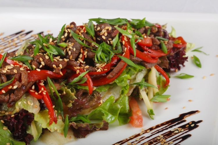 Ensalada templada de cerdo y pepinos