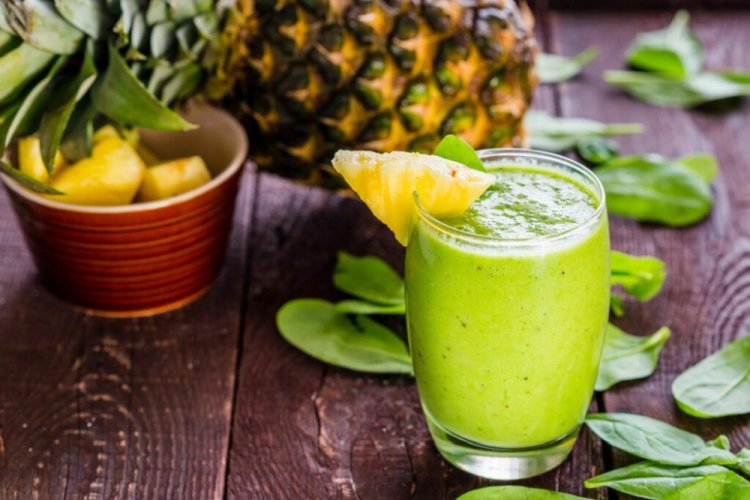 Spinach, Pineapple, and Pistachio Smoothie