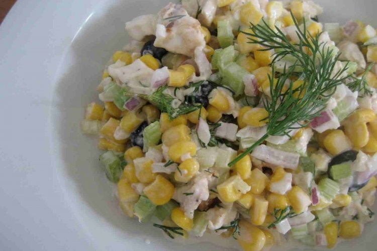 Ensalada de pollo ahumado, huevos y maíz