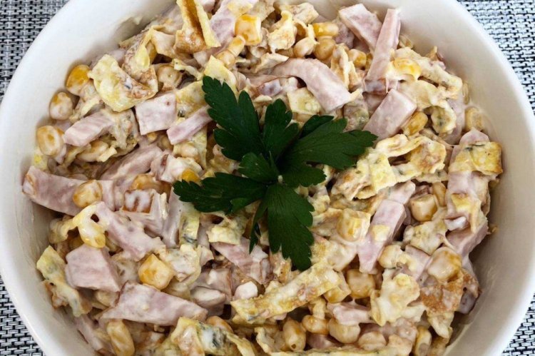 Ensalada de pollo ahumado, maíz y crepes de huevo
