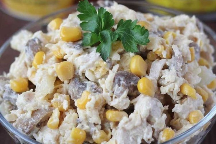 Ensalada de pollo ahumado, maíz y champiñones