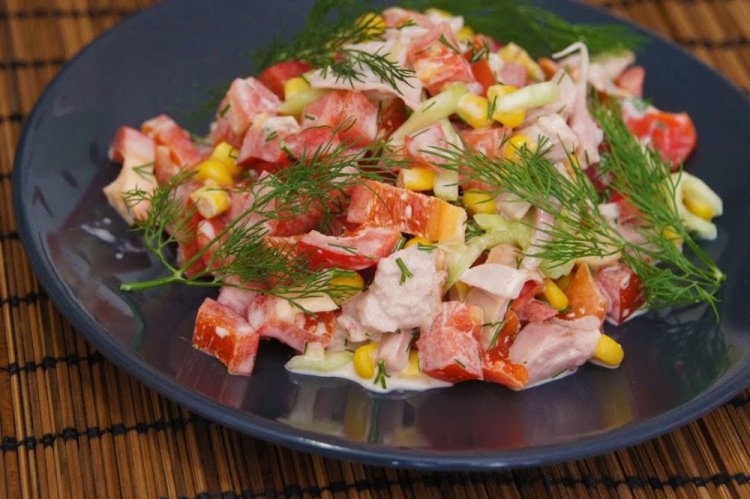 Ensalada de pollo ahumado, maíz y pimiento morrón