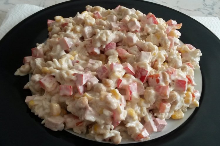 Ensalada de surimi, pollo ahumado y maíz