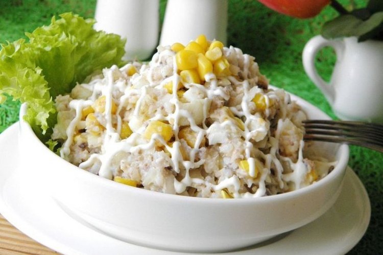 Ensalada de pollo ahumado, arroz y maíz