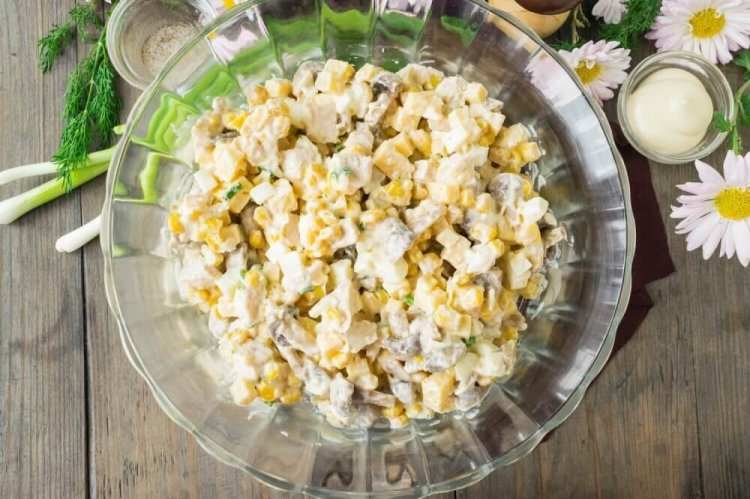 Ensalada de pollo ahumado, maíz y manzana