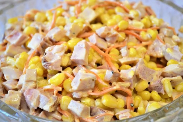 Ensalada de pollo ahumado, pepinillos y maíz