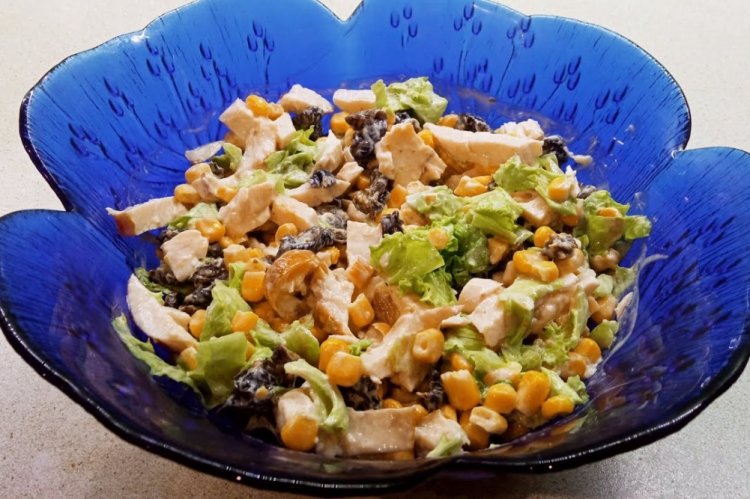 Ensalada de pollo ahumado, maíz y ciruelas pasas