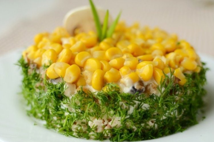 Ensalada de pollo ahumado, guisantes verdes y maíz