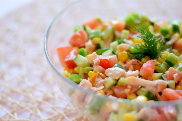 Ensalada de verduras con pollo ahumado y maíz