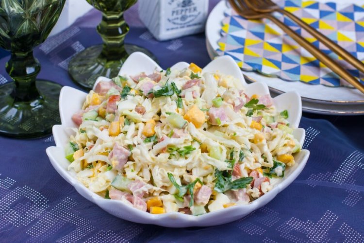 Ensalada de pollo ahumado, maíz y pepino fresco