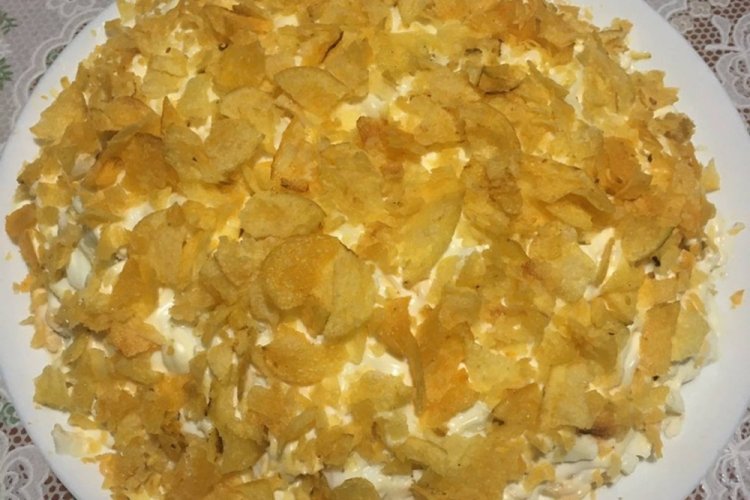 Ensalada de pollo ahumado, maíz y patatas fritas