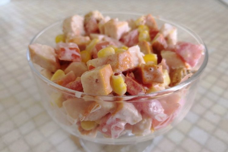 Ensalada de pollo ahumado, tomates y maíz