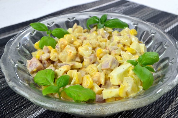 Ensalada de pollo ahumado, maíz y queso