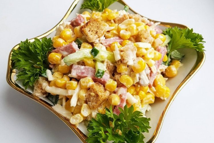 Ensalada de pollo ahumado, maíz y picatostes