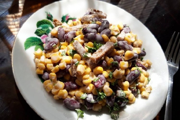 Ensalada de pollo ahumado, maíz y frijoles