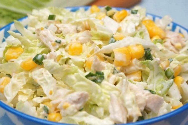 Ensalada de col china, pollo ahumado y maíz