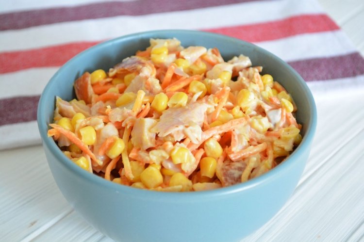 Ensalada de pollo ahumado, maíz y zanahoria coreana