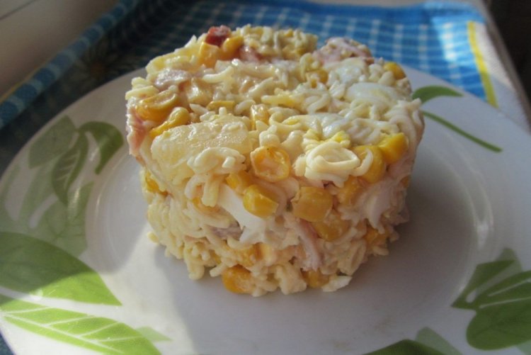 Ensalada de pollo ahumado, piña y maíz