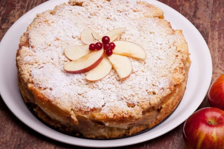Pastel de manzana vertido