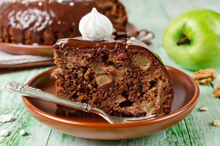 Pastel de chocolate con manzanas