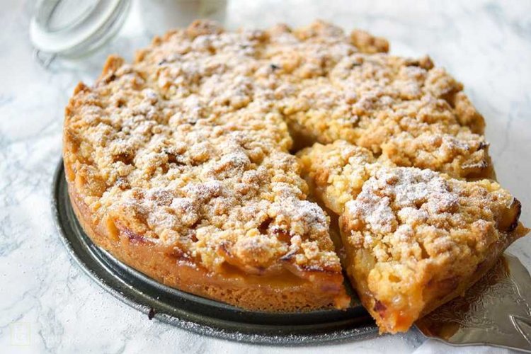 Pastel rallado con manzanas