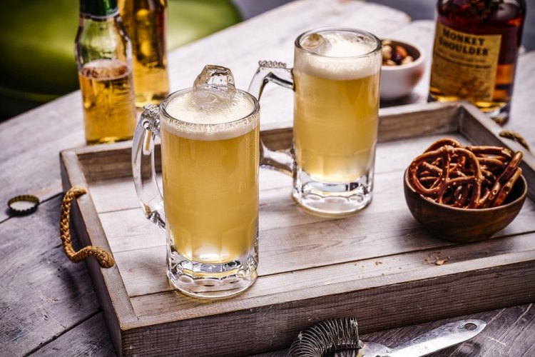 Cóctel de jengibre con cerveza y whisky