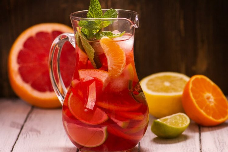 Sangría sin alcohol con bebida energética
