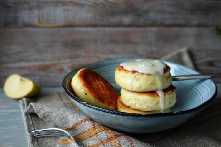 Syrniki with Semolina and Apples