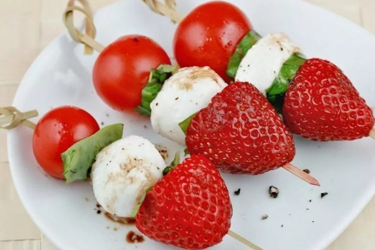 Канапе с клубникой и моцареллой