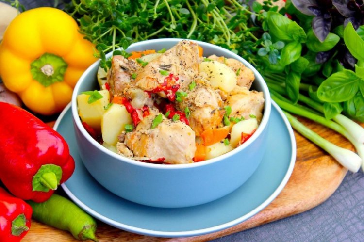 Pollo con patatas en olla afgana