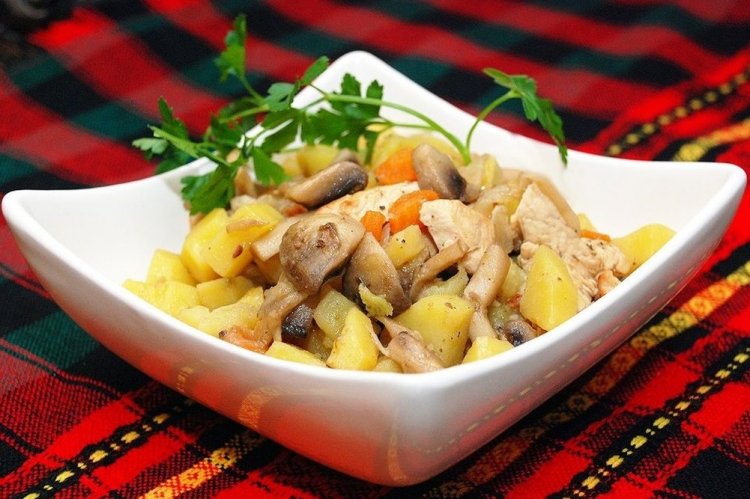 Estofado de pollo y champiñones en olla afgana