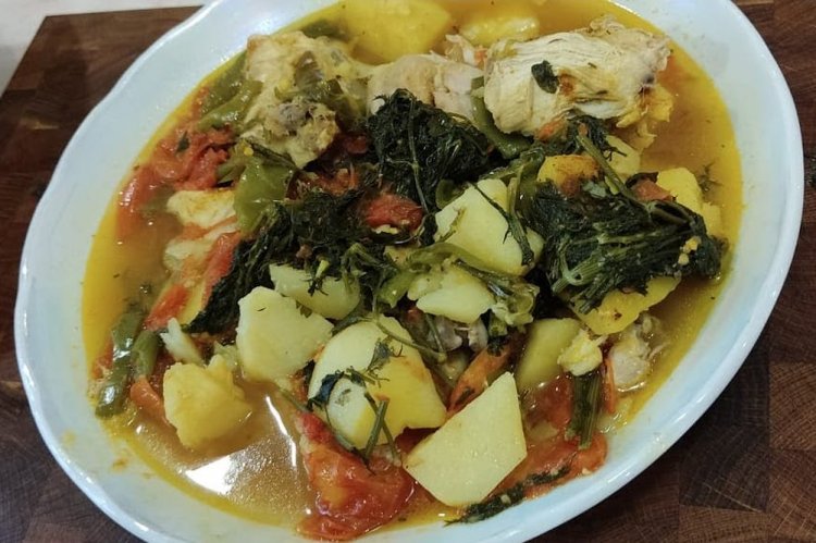 Pollo con verduras en olla afgana
