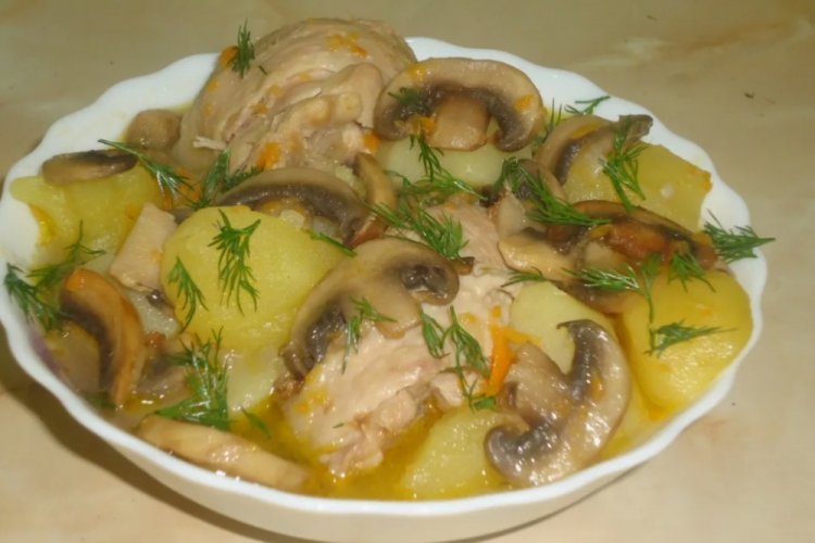 Pollo con champiñones en olla afgana