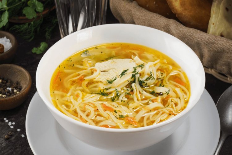 Sopa de pollo en olla afgana