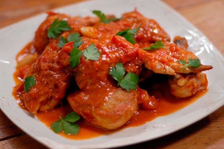 Pollo con tomates en olla afgana