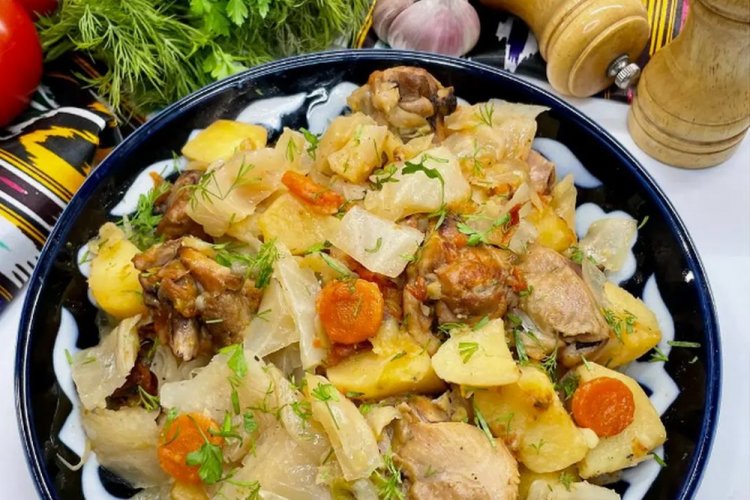 Dimlama con pollo en olla afgana