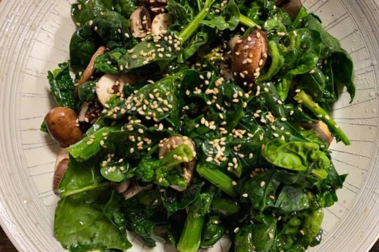 Vegetarian Salad with Spinach and Pomegranate