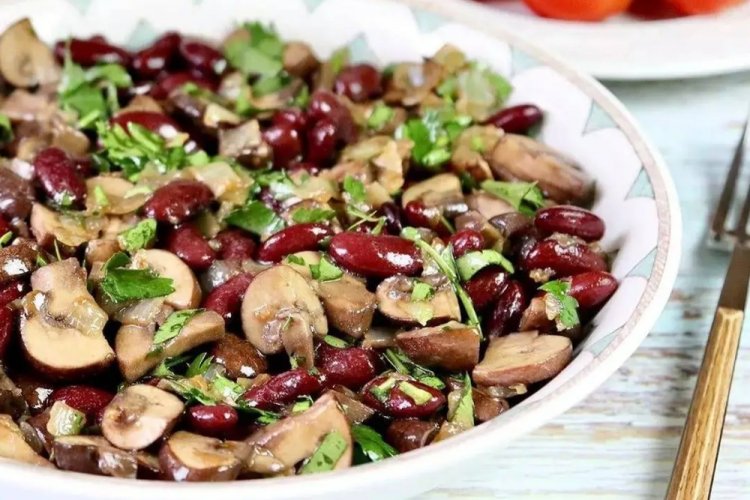 Vegetarian Salad with Mushrooms and Beans