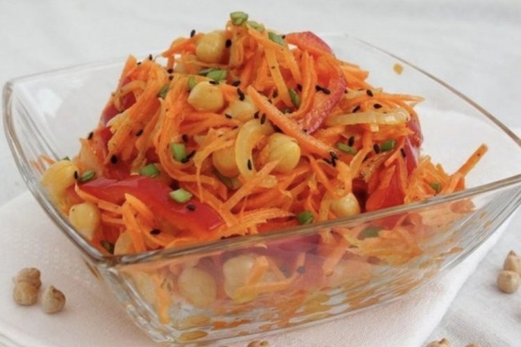 Vegetarian Salad with Korean Carrots and Chickpeas