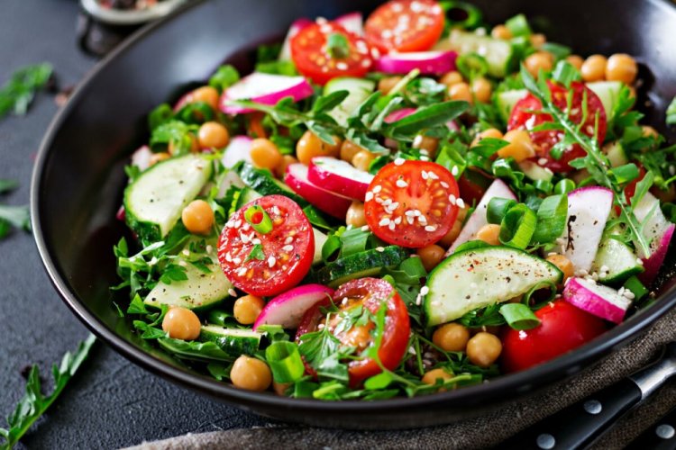 Vegetarian Salad with Chickpeas and Radishes