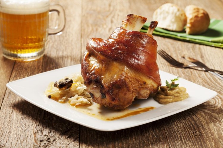 Codillo de cerdo en cerveza en olla afgana