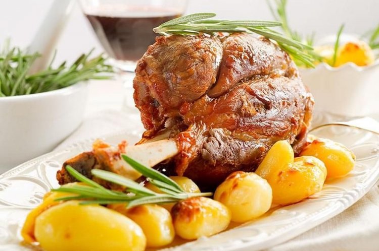 Codillo de cerdo con patatas en olla afgana