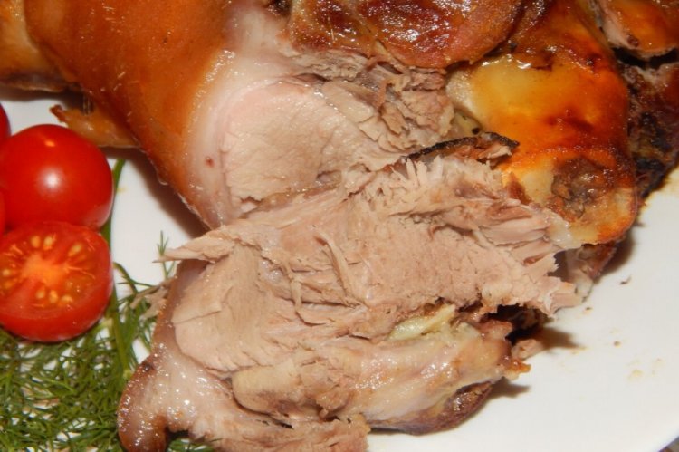 Codillo de cerdo con arroz y champiñones en olla afgana