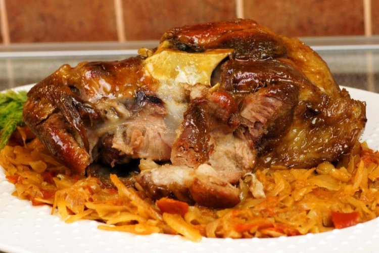 Codillo de cerdo con chucrut en olla afgana